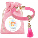 Pulseira rosa com pompom em bolsa de tecido com adesivo personalizado para batizados