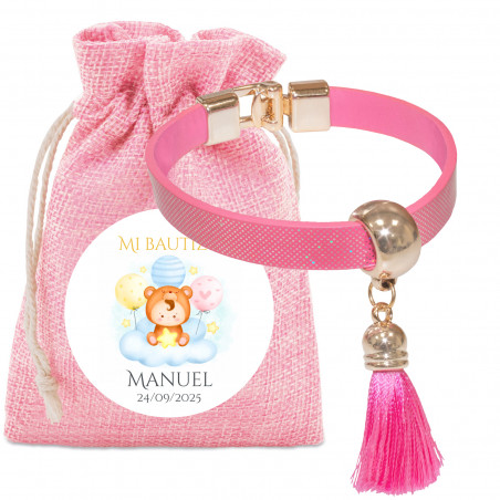 Pulseira rosa com pompom em bolsa de tecido com adesivo personalizado para batizados
