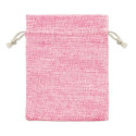 Pulseira rosa com pompom em bolsa de tecido com adesivo personalizado para batizados
