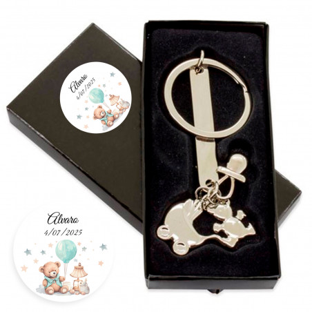 Chaveiro em caixa com adesivo personalizado para detalhes de batizado