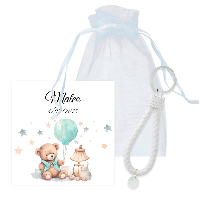 Chaveiro trançado com cartão personalizado em saquinho de organza para lembrancinhas de batizado