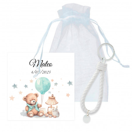 Chaveiro trançado com cartão personalizado em saquinho de organza para lembrancinhas de batizado