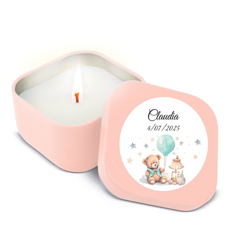 Vela perfumada em caixa metálica com tampa e adesivo personalizado para batizados