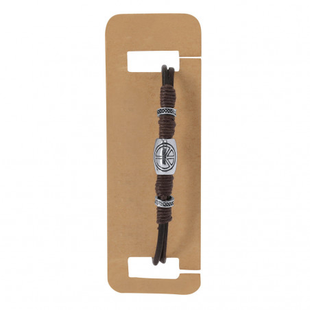 Pulseira de couro e adornos prateados em envelope preto com adesivo personalizado de iniciais para eventos