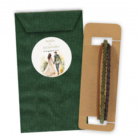 Pulseira de três cordões em envelope kraft verde e adesivo personalizado de casamento