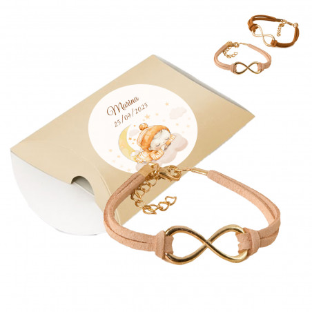 Pulseira infinito em caixa de apresentação bege personalizada com adesivo para batizados