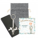 Chaveiro prateado com charm de comunhão em estojo de apresentação e bolsa preta de algodão e cartão para comunhão de menino
