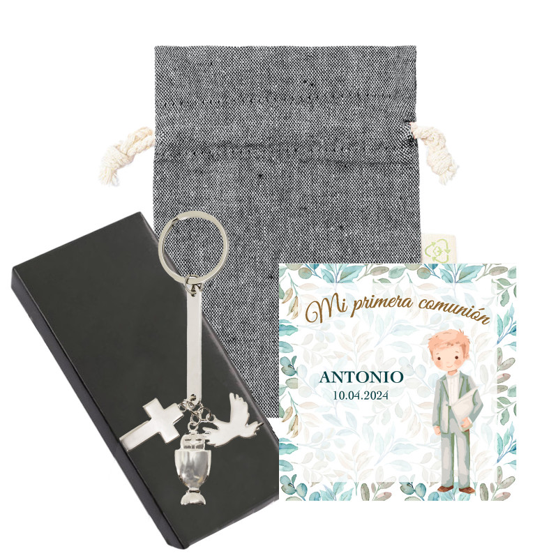Chaveiro prateado com charm de comunhão em estojo de apresentação e bolsa preta de algodão e cartão para comunhão de menino