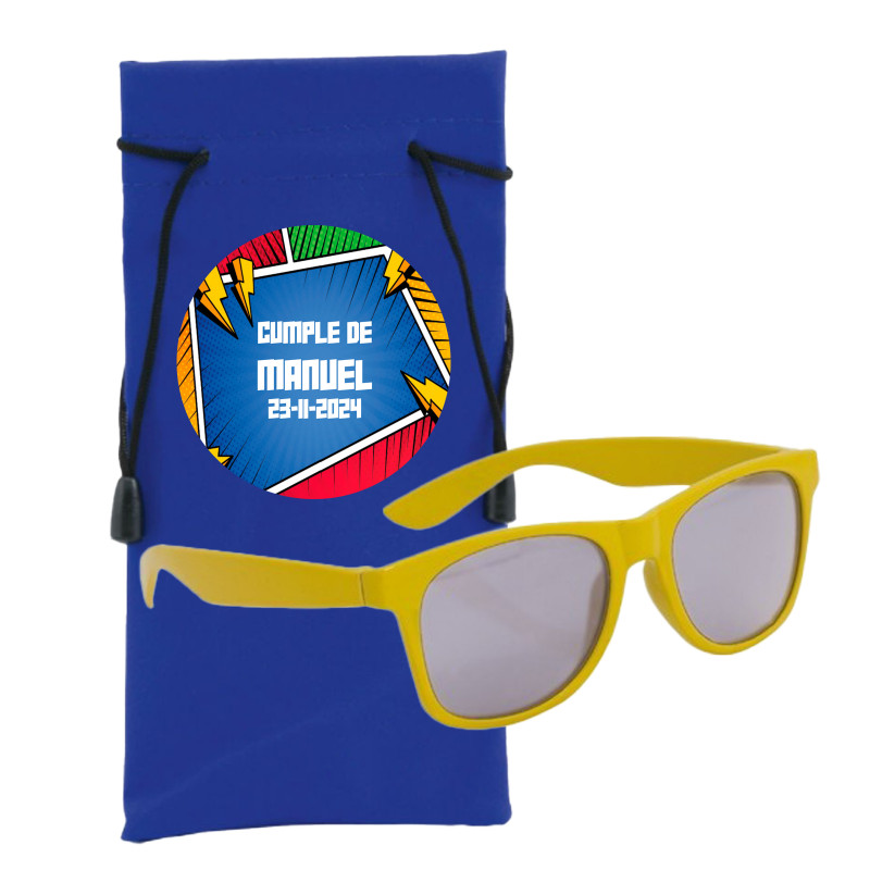 Óculos de sol infantis amarelos em estojo azul com adesivo de super-heróis personalizado