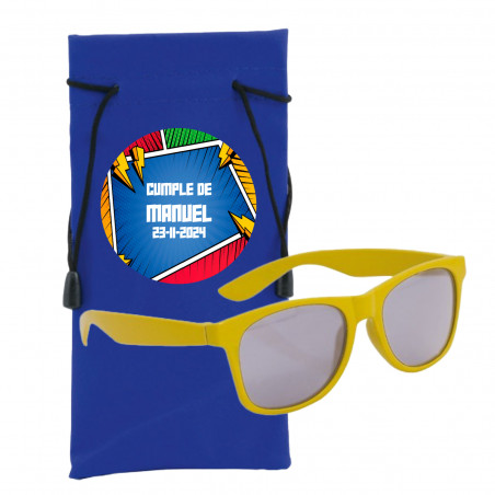 Óculos de sol infantis amarelos em estojo azul com adesivo de super-heróis personalizado