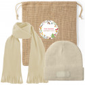 Cachecol e gorro em bege para presentear uma mulher no Natal