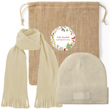 Cachecol e gorro em bege para presentear uma mulher no Natal