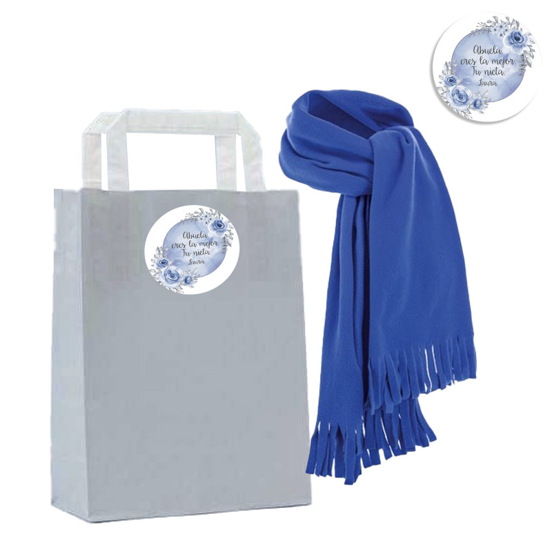 Cachecol azul em bolsa de papel cinza personalizada com adesivo com texto editável