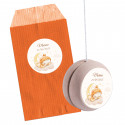 Yoyô de madeira personalizado com adesivo de bebê em envelope laranja personalizado