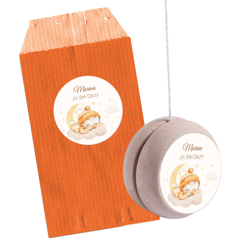Yoyô de madeira personalizado com adesivo de bebê em envelope laranja personalizado