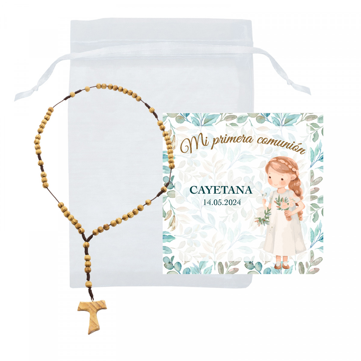 Rosário de madeira com tau em bolsa branca de organza e cartão de lembrança de comunhão para menina