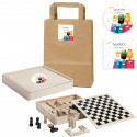 Conjunto de jogos de tabuleiro em caixa de madeira personalizada com adesivo de reis magos e bolsa kraft detalhe de natal