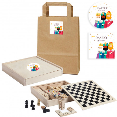 Conjunto de jogos de tabuleiro em caixa de madeira personalizada com adesivo de reis magos e bolsa kraft detalhe de natal