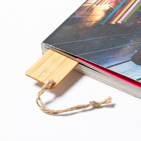 Marcador de bambu para livros