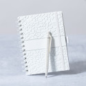 Caderno pequeno com espiral, capa dura e caneta esferográfica