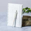 Caderno pequeno com espiral, capa dura e caneta esferográfica