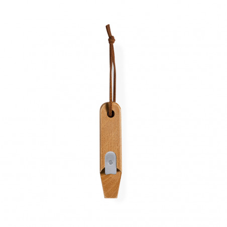 Abridor de garrafas de madeira com placa de metal e cordão
