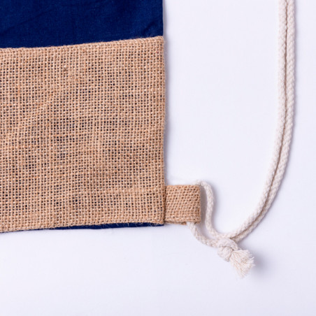 Mochila com cordas de juta e algodão na cor preta