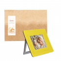 Alfombrinha porta-retratos amarela em envelope de papel kraft personalizado com adesivo de bebê para detalhes de batizados