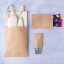 Alfombrinha porta-retratos amarela em envelope de papel kraft personalizado com adesivo de bebê para detalhes de batizados