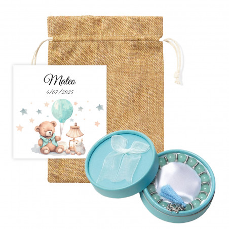 Pulseira verde de contas com pompom em bolsa marrom e cartão personalizado para batizados