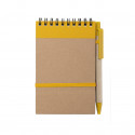 Caderno e caneta com adesivo simpático para detalhes amigas