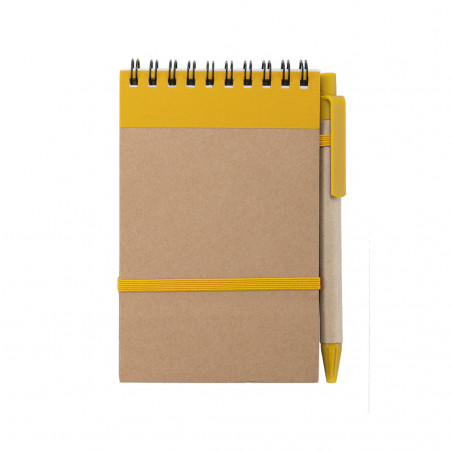 Caderno e caneta com adesivo simpático para detalhes amigas