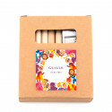 Estojo com lápis de cor e folhas para colorir com adesivo de super-heróis para detalhes