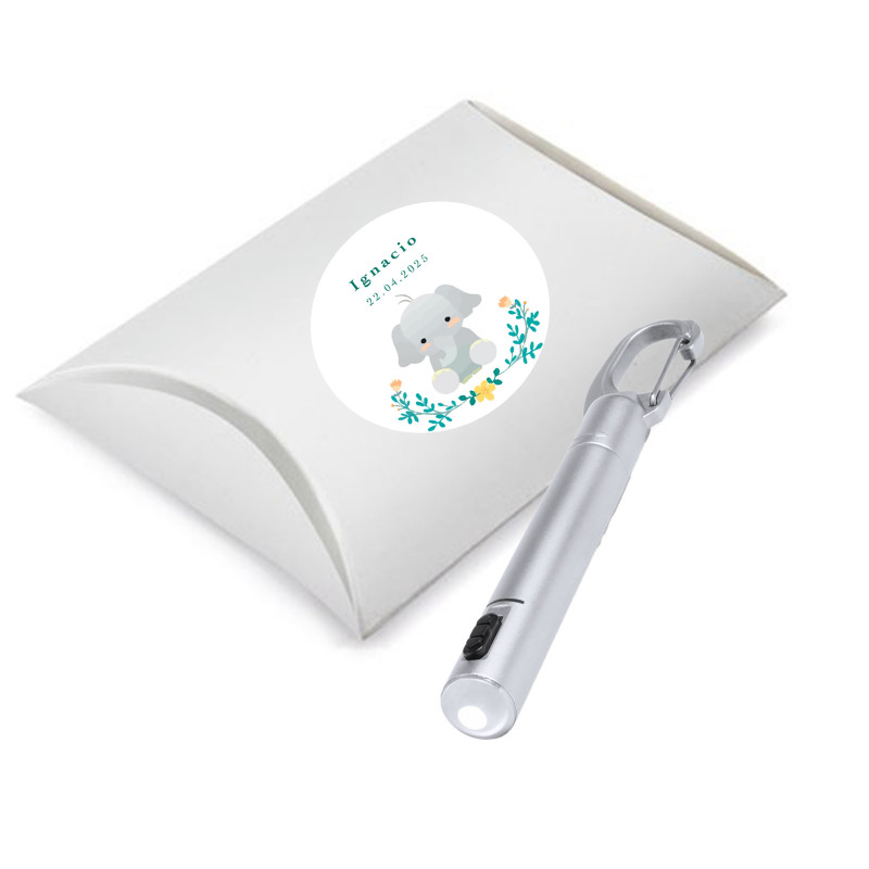 Caneta prateada com lanterna led com caixinha de papelão e adesivo de batizado