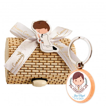 Chaveiro de madeira com adesivo personalizável apresentado em caixa para detalhes da primeira comunhão de menino