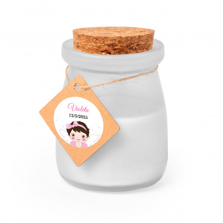 Vela perfumada com tampa de cortiça e etiqueta personalizada para detalhes batizado de menina