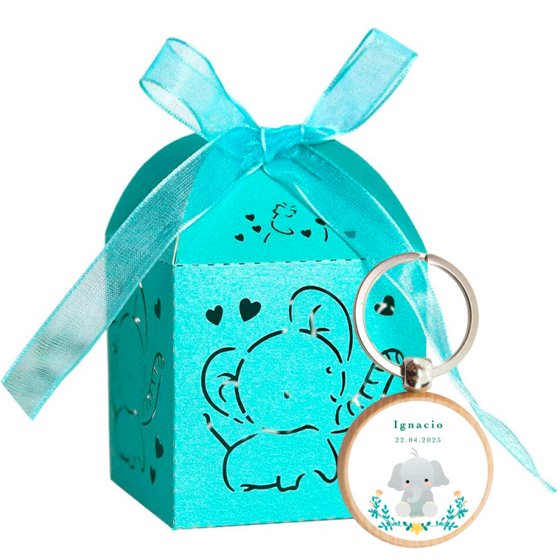 Chaveiro de madeira com adesivo design de elefante apresentado em elegante caixa para detalhes de batizados