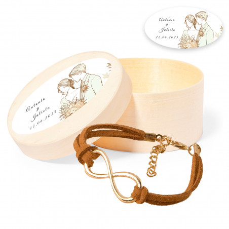 Pulseira de infinito dourada em caixa de madeira personalizada com adesivo ovalado romântico para casamentos