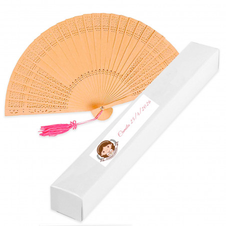 Leque com borla rosa em caixa com adesivo de primeira comunhão de menina para detalhes