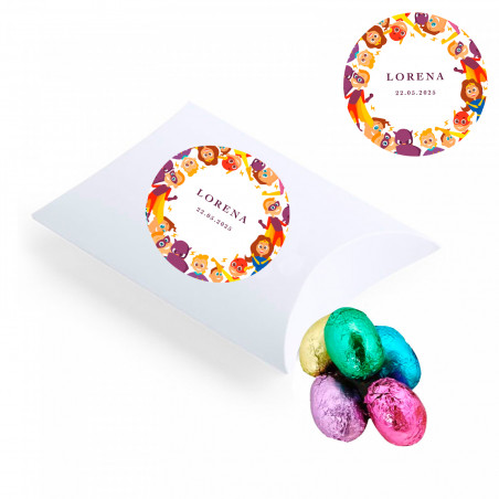 Ovos de chocolate em uma caixa branca com adesivo de super herói para detalhes