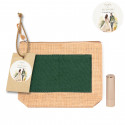 Necessaire de juta com detalhe em verde personalizado com etiqueta de noivos e batom para detalhe de casamento