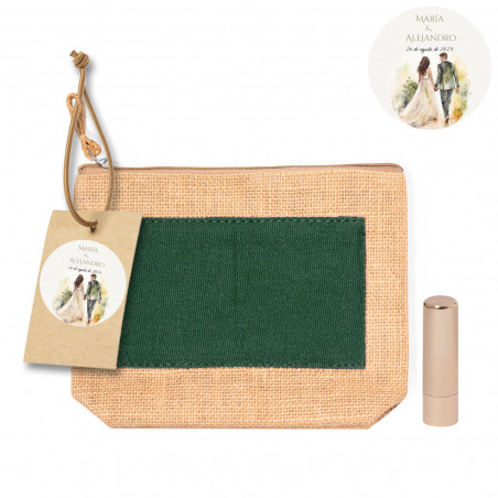 Necessaire de juta com detalhe em verde personalizado com etiqueta de noivos e batom para detalhe de casamento