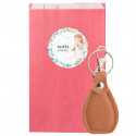 Chaveiro em envelope rosa com adesivo de primeira comunhão para detalhes de menina