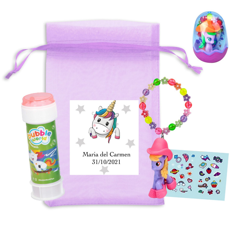Pulseira com pônei e adesivos e bolha de sabão em bolsa roxa de organza com adesivo personalizado para detalhes infantis em