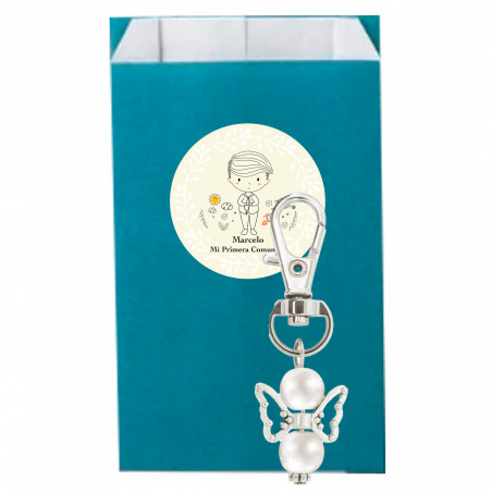 Chaveiro anjo da guarda com adesivo primeira comunhão menino em envelope kraft azul para detalhes