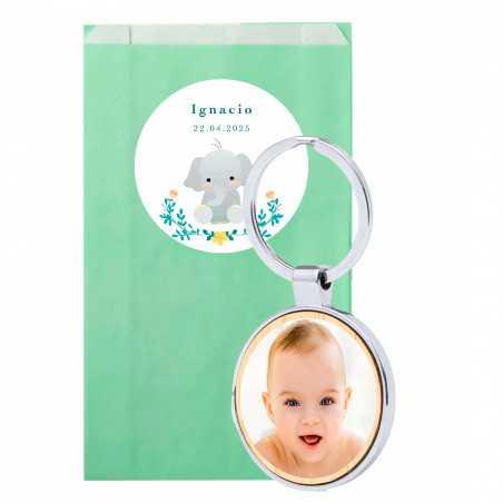 Chaveiro com foto personalizada em envelope com adesivo de elefante para detalhes de batizado