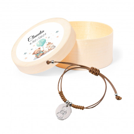 Pulseira com medalha de anjo em caixa de madeira personalizada com adesivo para batizado