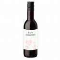 Vinho tinto com adesivo personalizado para detalhes de batismo