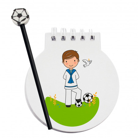 Caderno de primeira comunhão do menino com lápis de futebol para detalhes