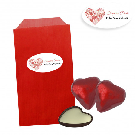 Chocolates em formato de coração em envelope vermelho e adesivo romântico para dar de presente